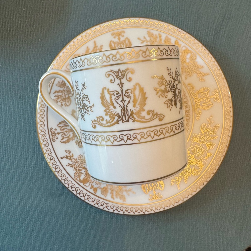 Columbia Gold - Flowers,White Body
by WEDGWOOD Bond Shape Demitasse Cup & Saucer